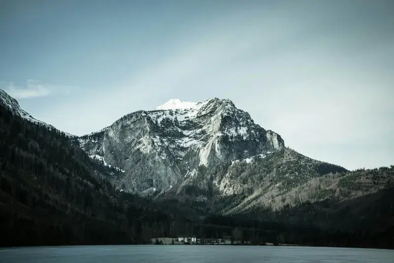 Cover Image for Incorporating Natural Elements: How Snow-Covered Mountains Inspire Home Decor