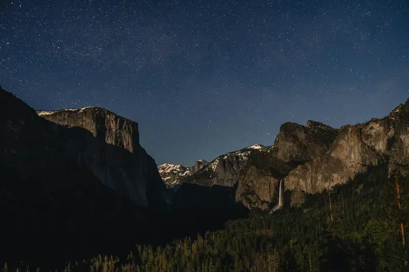 Cover Image for Incorporating Mountain Scenery into Your Home Decor: Nature-Inspired Design Ideas