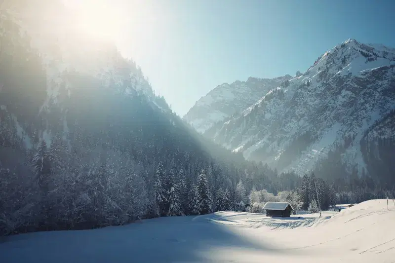 Cover Image for Incorporating Natural Elements: Snowy Mountain Inspiration for Your Home